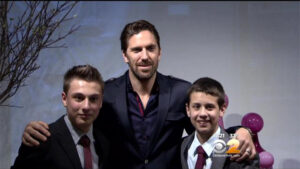 Henrik Lundqvist surprises two teens with clothes for the prom.