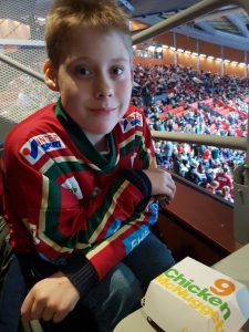In the fall of 2018 HLF started a new hockey program where
children and their families staying at the Ronal McDonald House in
Gothenburg are invited to a Frolunda game. During the 2018/19 season 56
children and their families will be watching a game and experience a unique
opportunity to meet Henrik's brother Joel Lundqvist after the game.