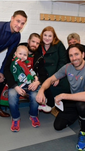 In the fall of 2018 HLF started a new hockey program where
children and their families staying at the Ronal McDonald House in
Gothenburg are invited to a Frolunda game. During the 2018/19 season 56
children and their families will be watching a game and experience a unique
opportunity to meet Henrik's brother Joel Lundqvist after the game.