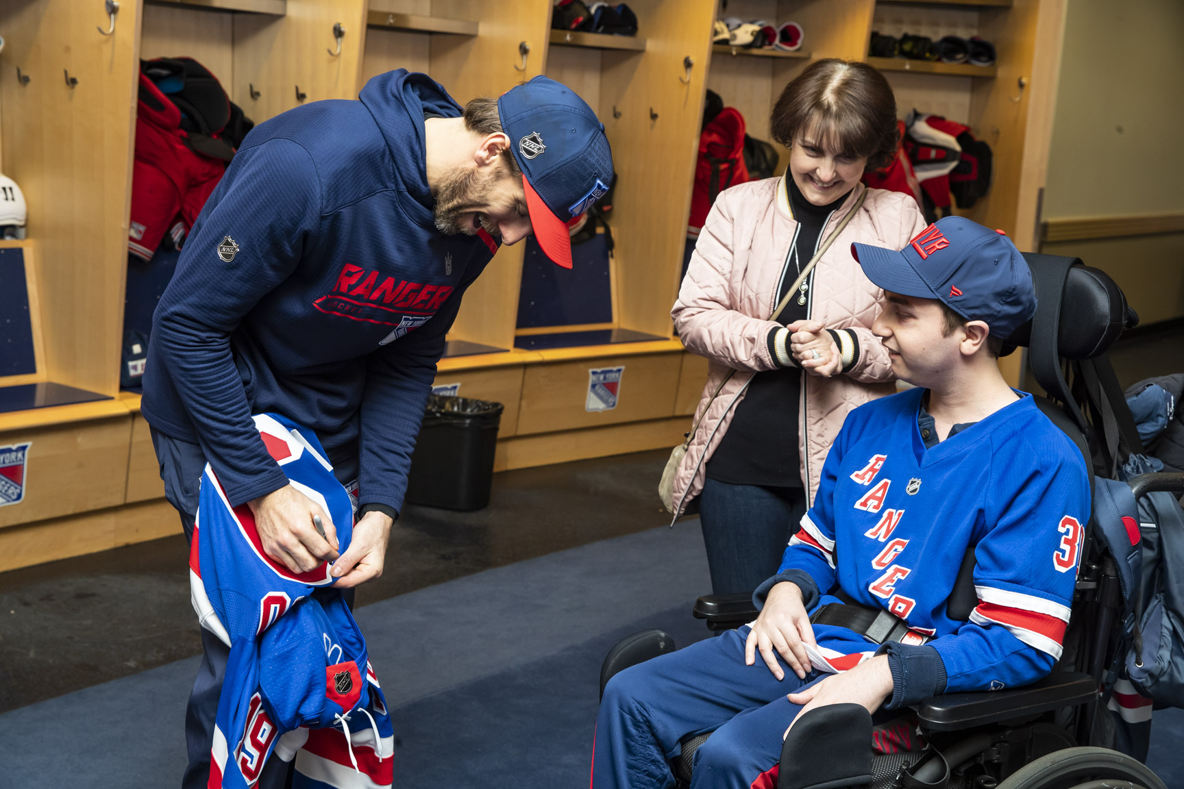 On Wednesday April 3rd 2019, Henrik had the honor to meet with Thomas and his family in the NYR locker-room post the Senators game. It was a heartwarming meeting for everyone involved and a dream come true for Thomas. Picture credit: Rebecca Taylor/MSG Photos