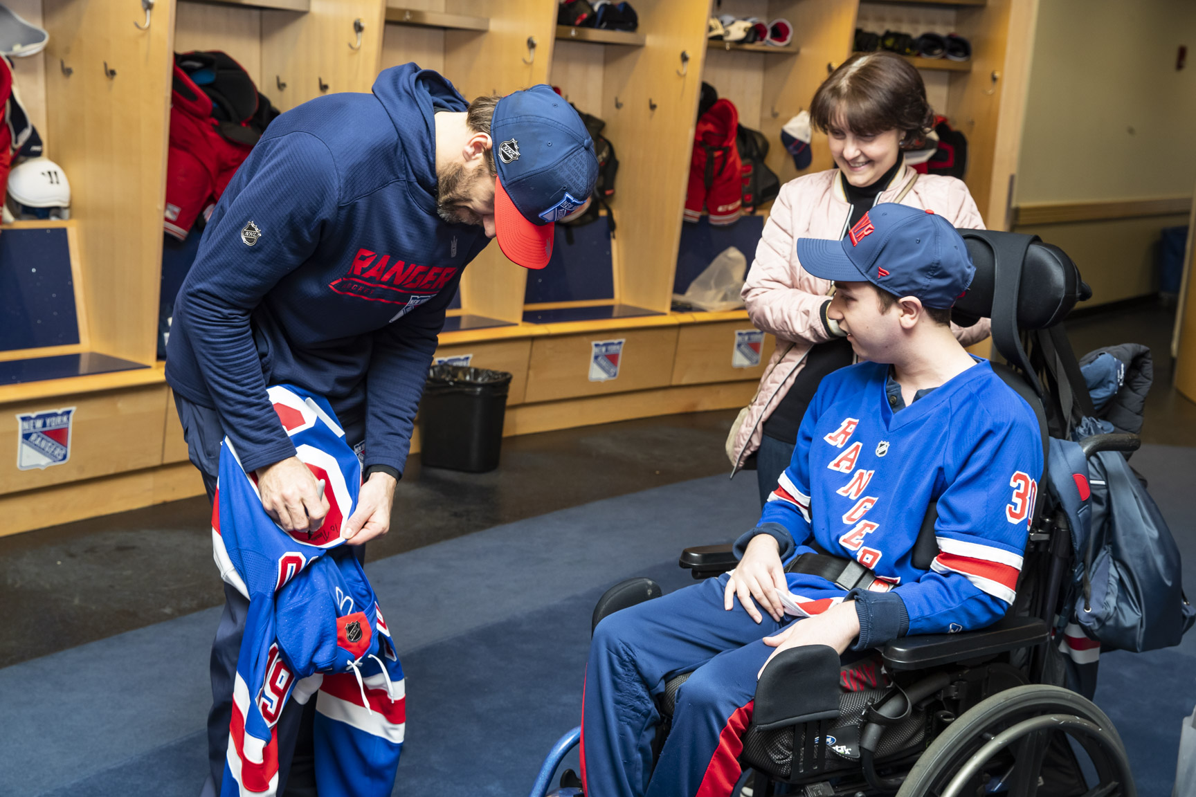 On Wednesday April 3rd 2019, Henrik had the honor to meet with Thomas and his family in the NYR locker-room post the Senators game. It was a heartwarming meeting for everyone involved and a dream come true for Thomas. Picture credit: Rebecca Taylor/MSG Photos